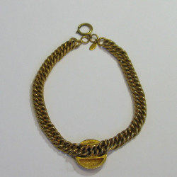 Collier CHANEL ras de cou vintage en métal doré