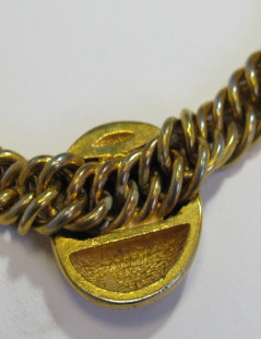 Collier CHANEL ras de cou vintage en métal doré