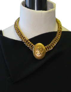 Collier CHANEL ras de cou vintage en métal doré