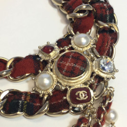 Sautoir CHANEL "Paris-Edimbourg" en tweed rouge