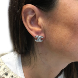 Boucles d'oreille clous CHANEL CC en métal argenté et strass