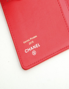 CHANEL card holder in coral grained leather