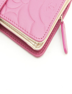  CHANEL wallet in pink embossed leather