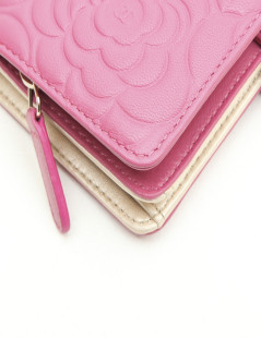  CHANEL wallet in pink embossed leather