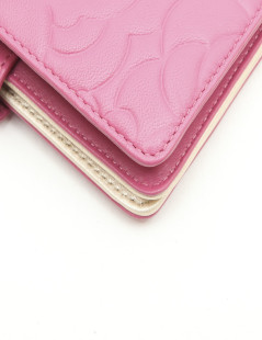  CHANEL wallet in pink embossed leather