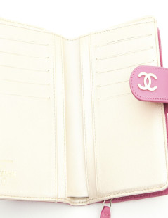  CHANEL wallet in pink embossed leather