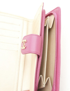  CHANEL wallet in pink embossed leather