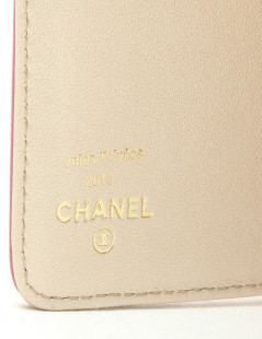  CHANEL wallet in pink embossed leather