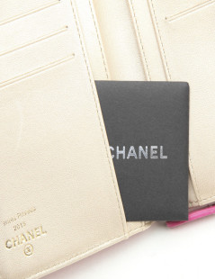  CHANEL wallet in pink embossed leather