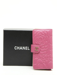  CHANEL wallet in pink embossed leather