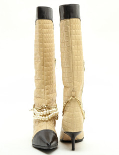 CHANEL mid-boots in beige leather, chain, beads size 38