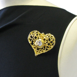 Broche CHRISTIAN LACROIX vintage coeur en métal doré serti d'un grand strass blanc au centre