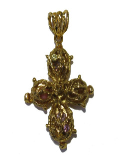 Pendentif CHRISTIAN LACROIX doré et strass de couleur