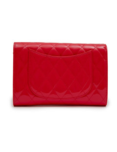 CHANEL clutch in coral varnished quilted leather