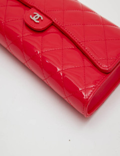 Pochette CHANEL cuir verni corail 