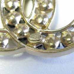 Broche CHANEL perles nacrées et noires