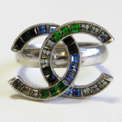 Bague CHANEL CC T50 en métal argenté et strass bleu et vert