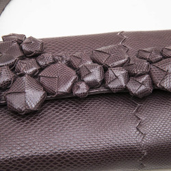 Sac BOTTEGA VENETA cuir façon python parme foncé