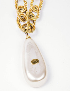 CHANEL couture vintage necklace in molten glass pearls and gilded metal