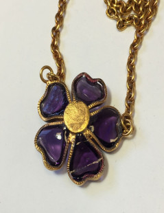 Collier MARGUERITE DE VALOIS fleurette en pâte de verre améthyste