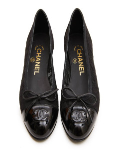 Ballerines T 34 CHANEL en dentelle et cuir noir