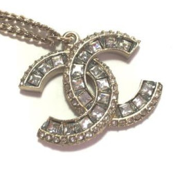 Collier CHANEL pendentif CC en strass et métal doré 