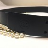 Ceinture CHANEL en cuir marron et perles blanches