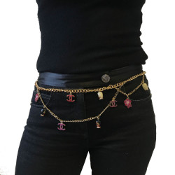 CHANEL "Paris-Shanghai"long necklace belt in gilt metal and charms