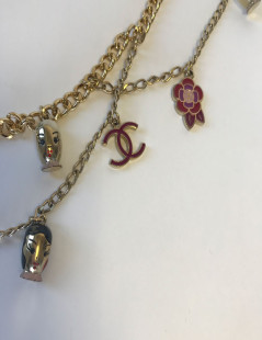 CHANEL "Paris-Shanghai"long necklace belt in gilt metal and charms