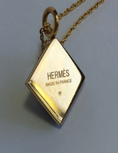 Collier HERMES en or avec pendentif Médor en lapis lazuli