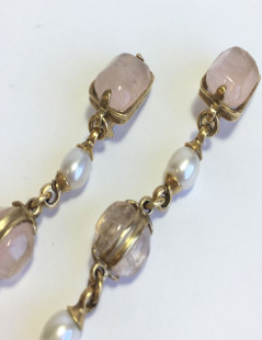 Boucles d'oreille GOOSSENS pendantes en pâte de verre blanche et rose pâle