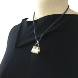 Collier cordon HERMES avec pendentif sac Kelly en argent