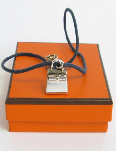 Collier cordon HERMES avec pendentif sac Kelly en argent