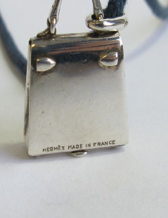 Collier cordon HERMES avec pendentif sac Kelly en argent