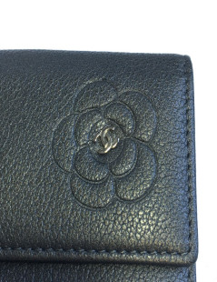 Portefeuille compact CHANEL en cuir grainé gris