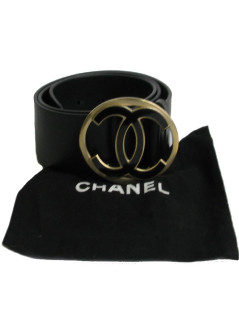 Ceinture CHANEL T 85 en cuir noir, boucle en métal or mat  CC noir