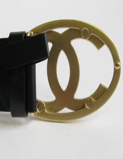 Ceinture CHANEL T 85 en cuir noir, boucle en métal or mat  CC noir