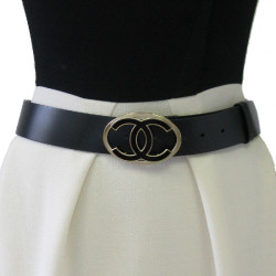 Ceinture CHANEL T 85 en cuir noir, boucle en métal or mat  CC noir