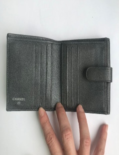 Portefeuille compact CHANEL en cuir grainé gris