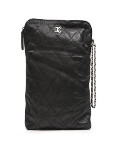 Etui pour Ipad CHANEL en cuir d'agneau lisse matelassé noir