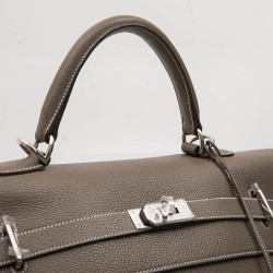 HERMES Kelly II 50 in étoupe Clémence lambskin leather with white stitching