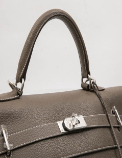 HERMES Kelly II 50 in étoupe Clémence lambskin leather with white stitching