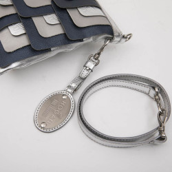 Pochette HOGAN by KARL LAGERFELD en cuir argent et bleu 