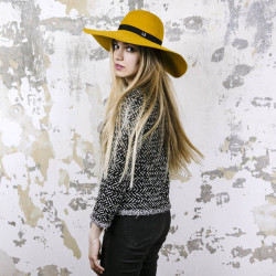 E.S Chapeau TM MAISON MICHEL en feutrine jaune