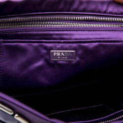 Pochette PRADA en satin duchesse violet et cabochons