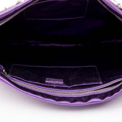 Pochette PRADA en satin duchesse violet et cabochons