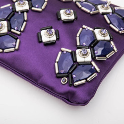 Pochette PRADA en satin duchesse violet et cabochons