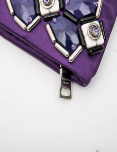 Pochette PRADA en satin duchesse violet et cabochons