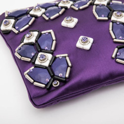 Pochette PRADA en satin duchesse violet et cabochons