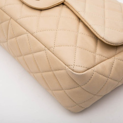 Sac Jumbo CHANEL cuir matelassé souple beige